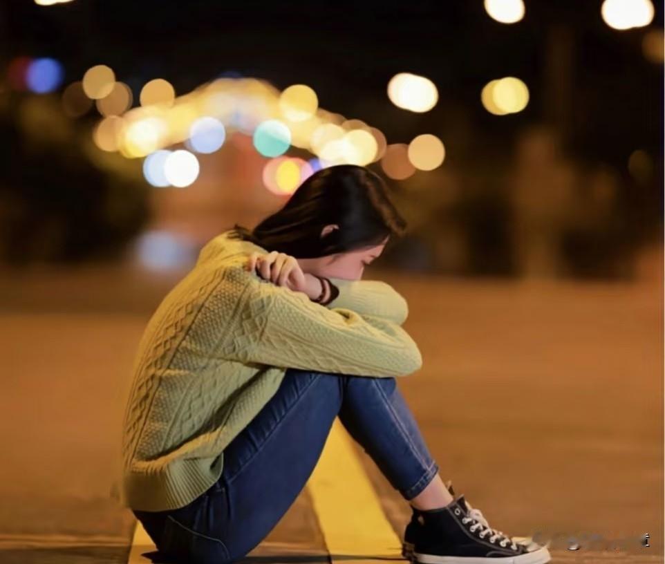 当心累的时候你喜欢怎样度过?看云、听歌、喝热茶、发会儿呆。