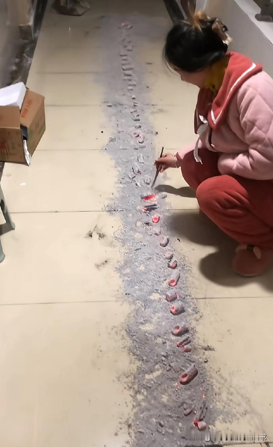 南方人第一次见北方人烤阳台。。。
 
我直接笑到拍大腿！
 
这哪是吃烧烤？明明