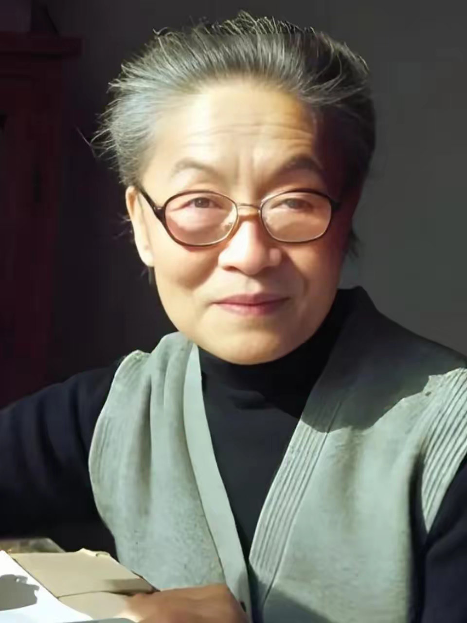 “人间不会有单纯的快乐，快乐总夹杂着烦恼和忧虑，人间也没有永远。”——杨绛 