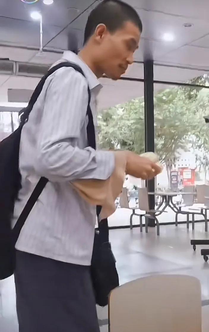 韦神给姜萍补补数学，姜萍给韦神补补衣服