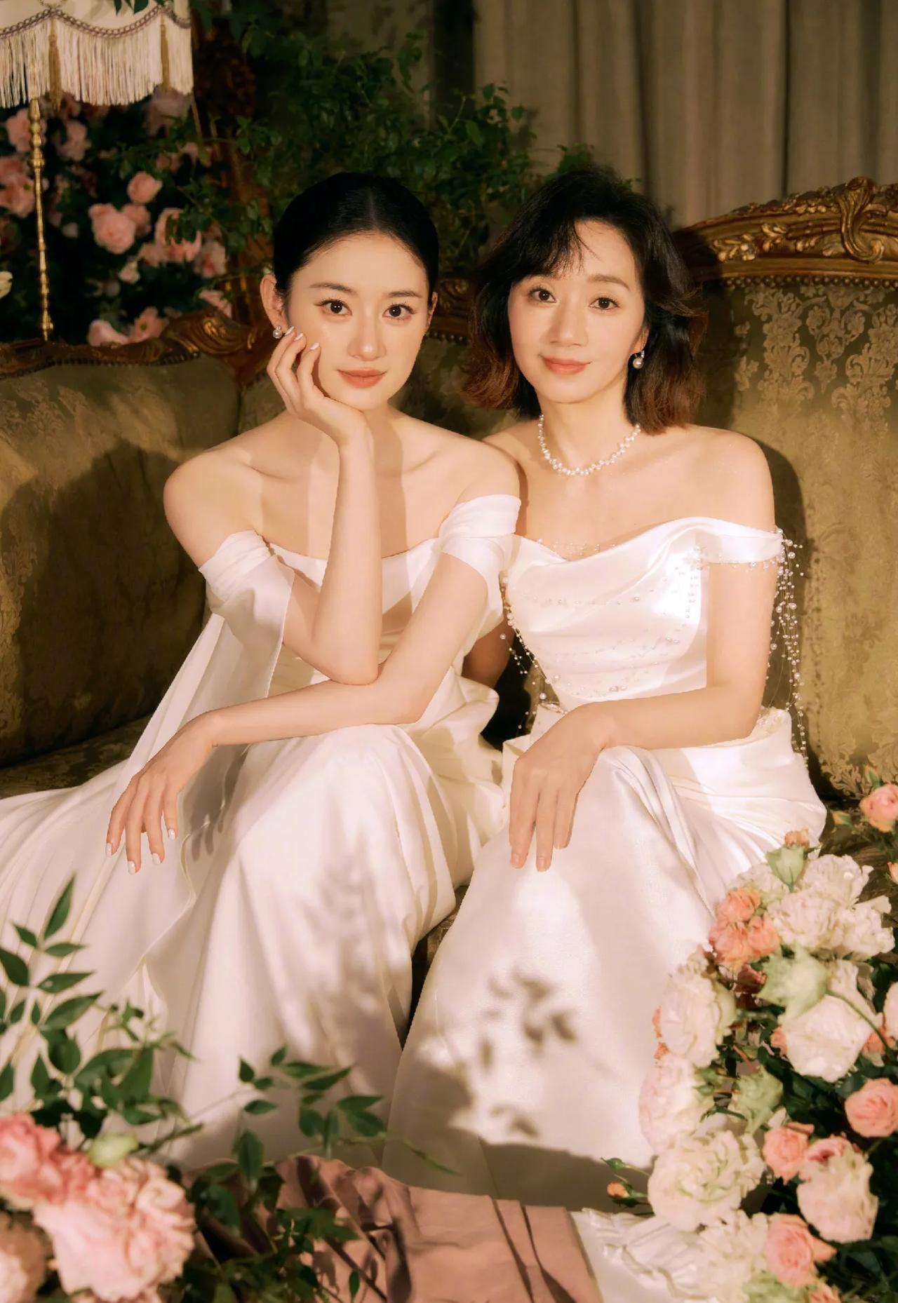 郭晓婷和妈妈拍摄写真，妈妈也太年轻了吧！她们坐在一块不像母女像姐妹啊！郭晓婷和妈