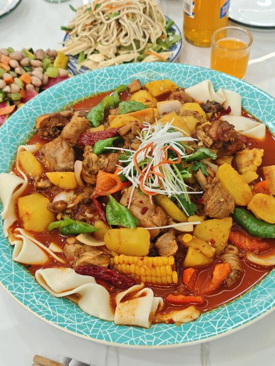 超级巨量的大盘鸡！干掉三大份面条！