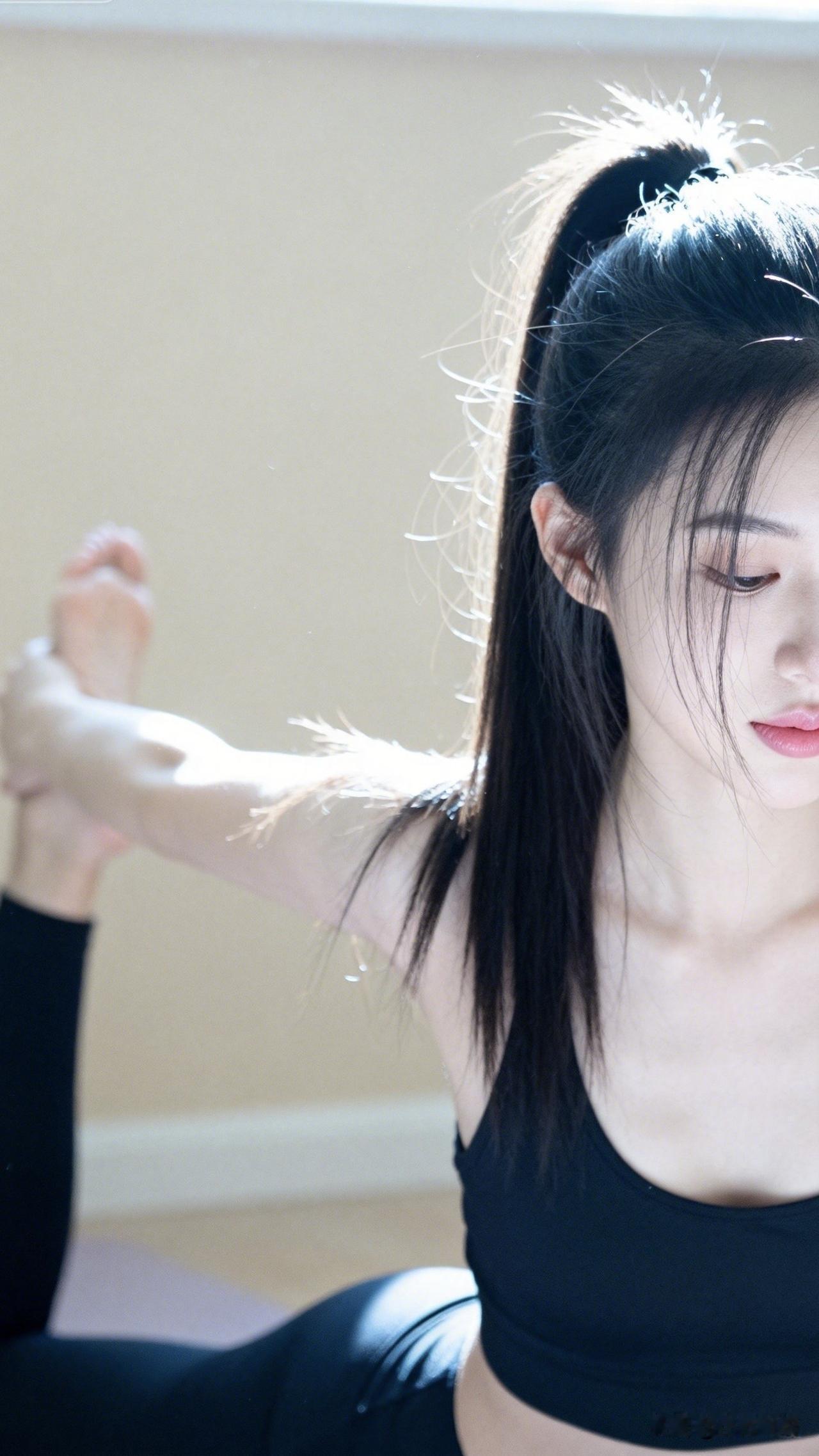 ：保持身材的秘密🤫本来不想说，奈何很多人问。呐～每天保持至少一个半小时的瑜伽练