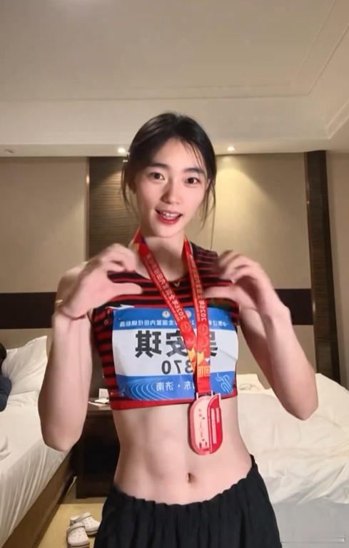 腹肌女神不再是她最闪亮标签 超越刘景扬冲击吴艳妮她已是国内二号人物！5月24日，
