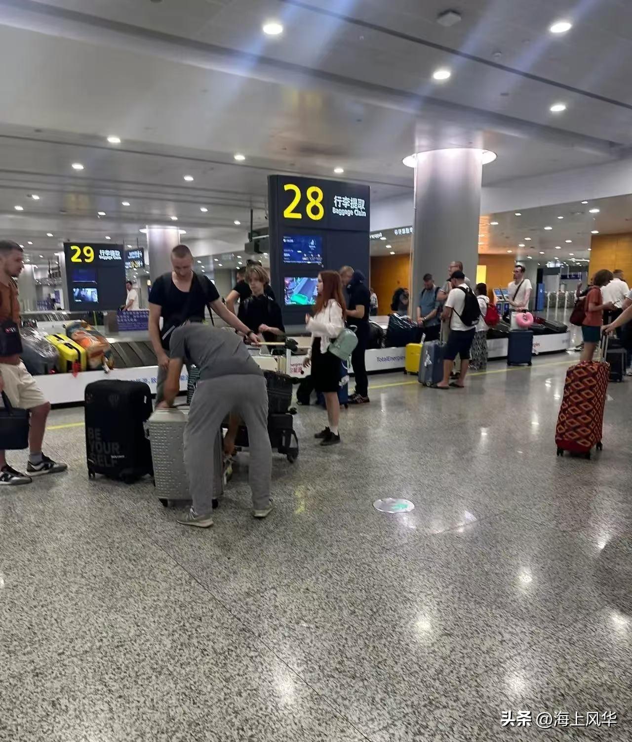 昨天深夜，上海浦东机场哭声一片，叹气声不断。因为几架飞往中东的航班在空中飞了六七