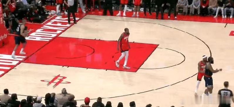 所谓“哈不接”、“我已下班，勿扰”——这个球我当时也疑惑为什么哈登不要球。但看完