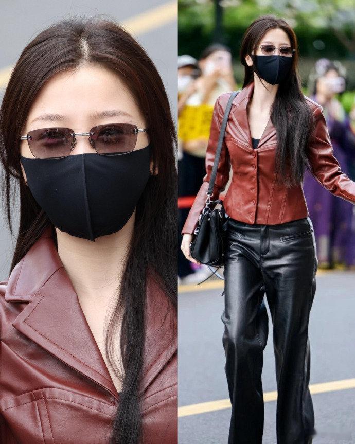 虞书欣墨镜皮衣酷姐 虞书欣红色低领皮衣，此女就这样会穿！虞书欣红色低领皮衣