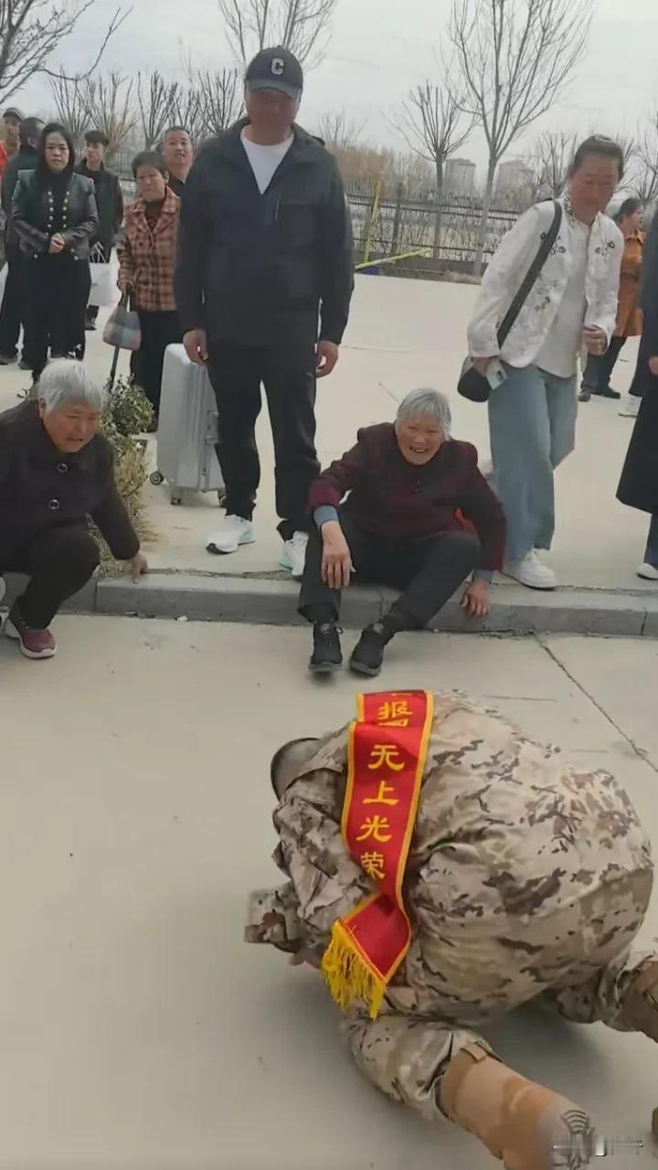 孩子临行前跪拜两位老人
临行前跪别这两外老奶奶，
应该是一个外婆一个奶奶，
不知