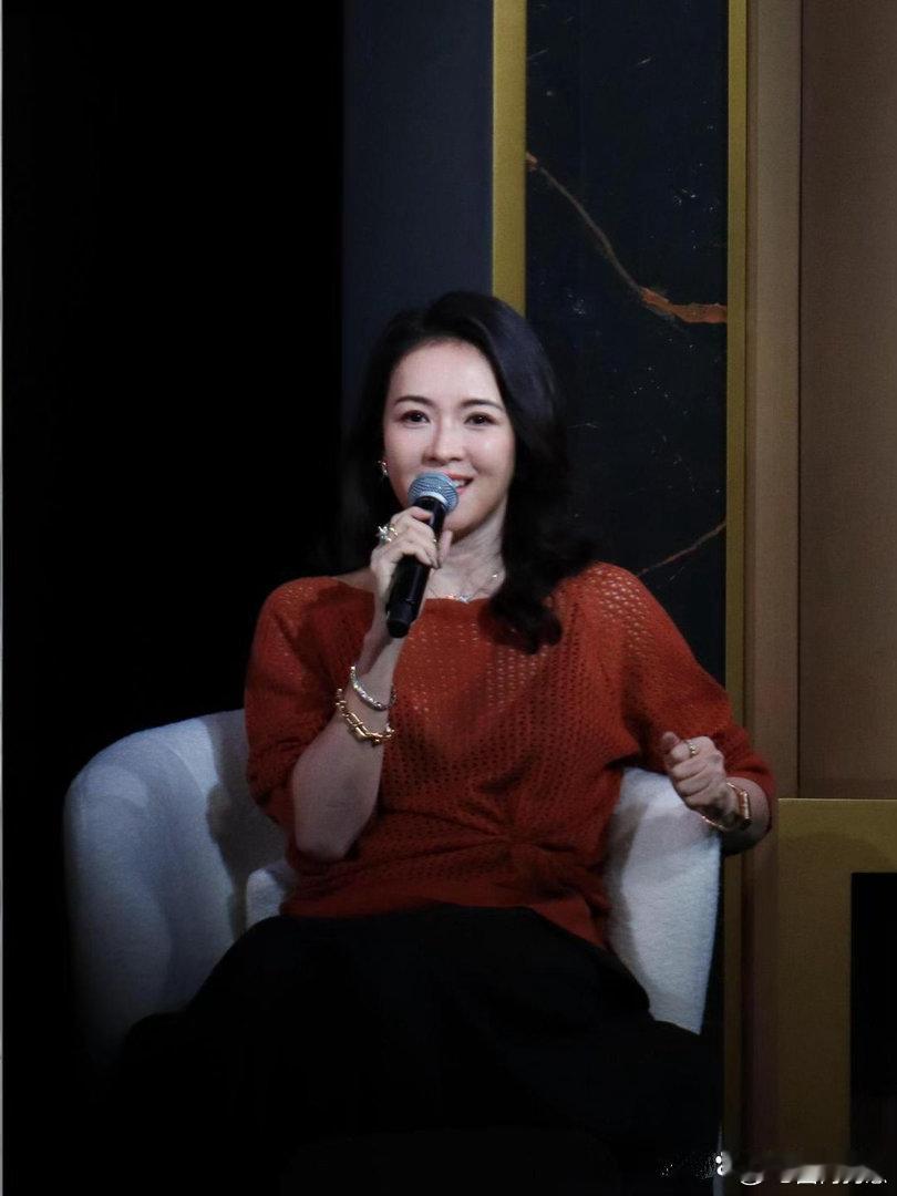 46岁章子怡体态丰盈之后气质大变！镂空上衣搭配半身裙穿搭优雅华贵，满身精致贵气氛