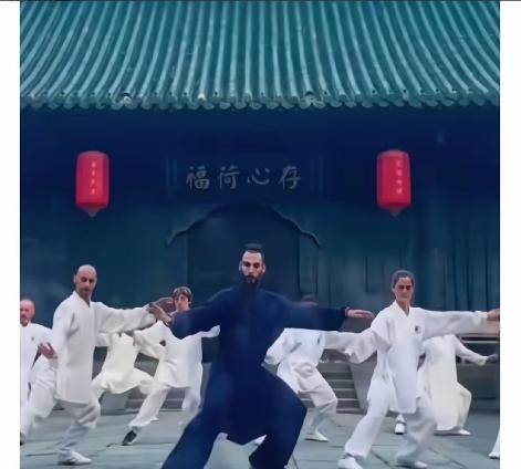 大量外籍人员长期进山修习，摸清完整传承体系，反向收割国内市场。
 
清晨五点，武