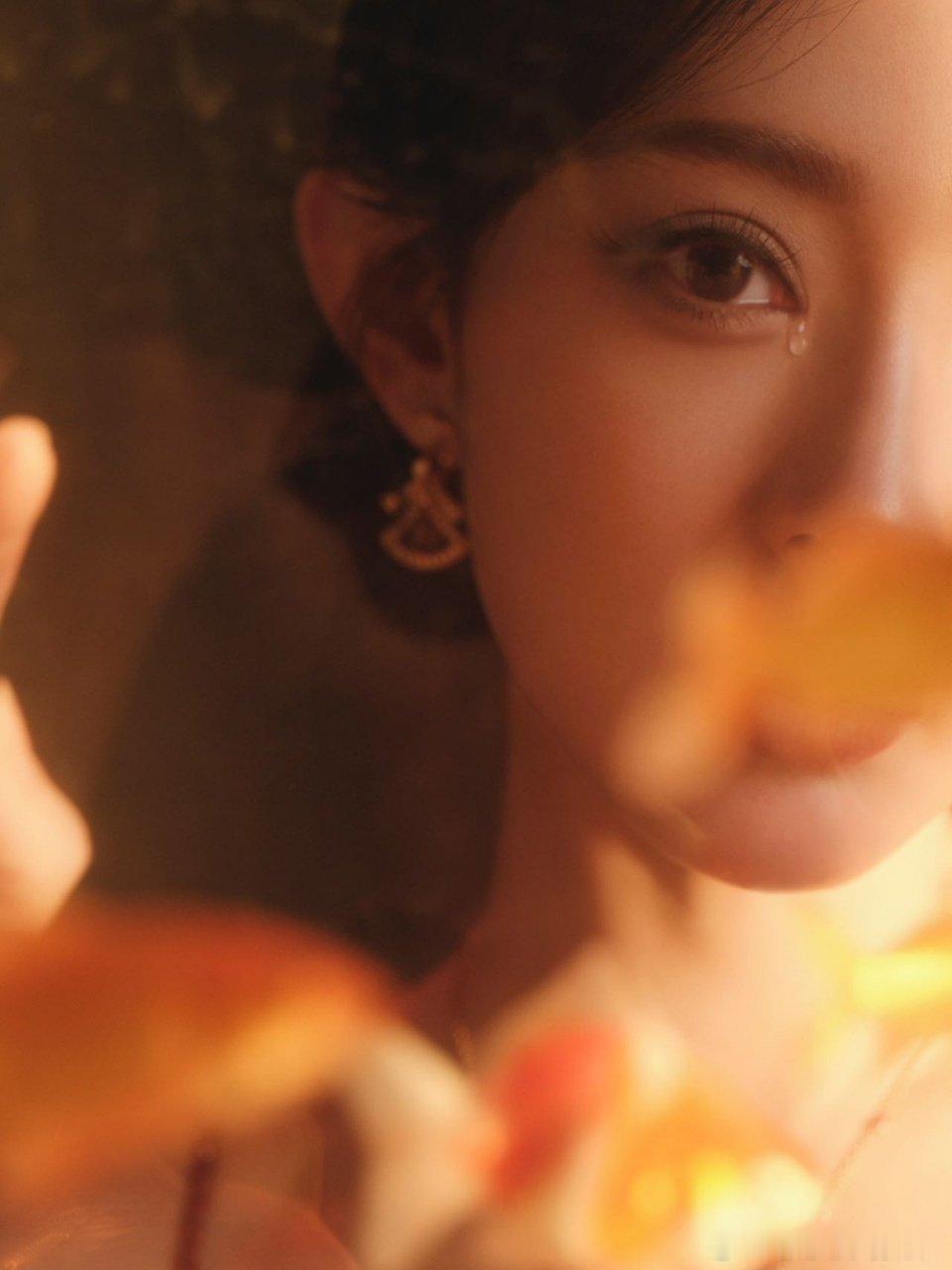 孟子义金鱼7秒落泪 谁懂这7秒落泪的杀伤力！红裙风华绝代，金鱼游弋间泪珠滑落，民