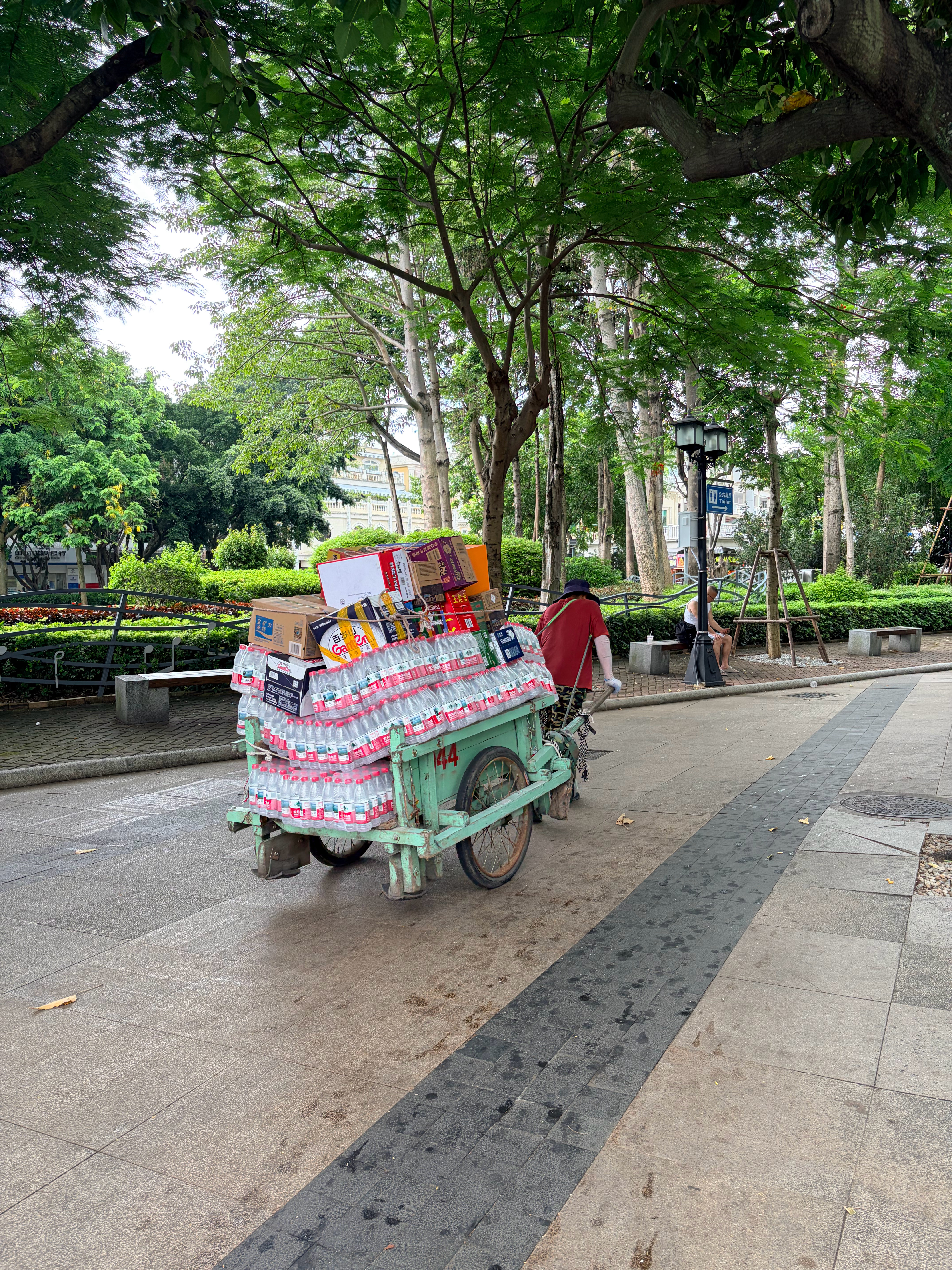 不太明白明明有电瓶车，为啥要人力车拉东西？ 厦门·鼓浪屿