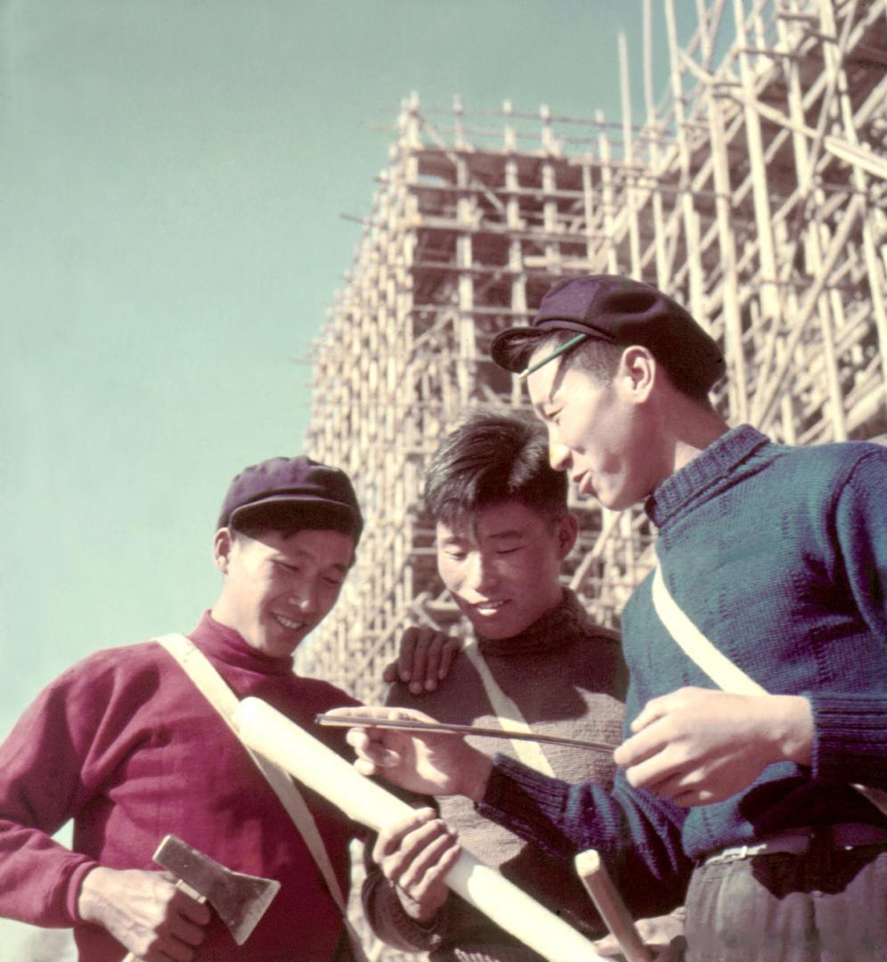 1954年，北京建筑企业的青年们在研究节约木料。摄影 彭华士 