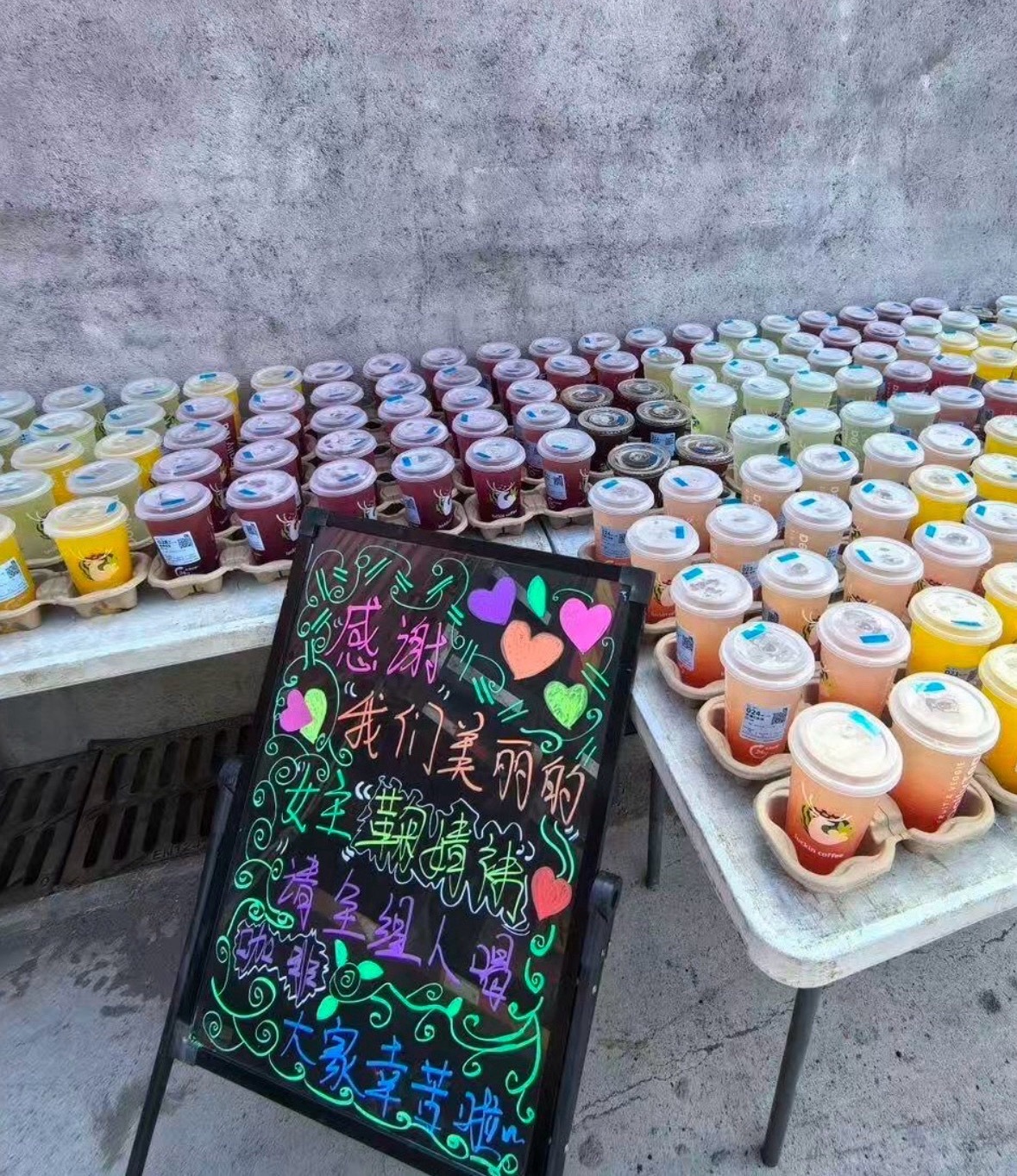 鞠婧祎又请《万花世界》剧组喝咖啡了漂亮姐姐真大气