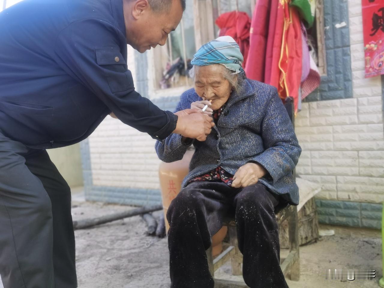 分享一下你随手拍下的照片96岁老奶奶烟瘾真大，抽了香烟接着旱烟。长寿的秘密原来不