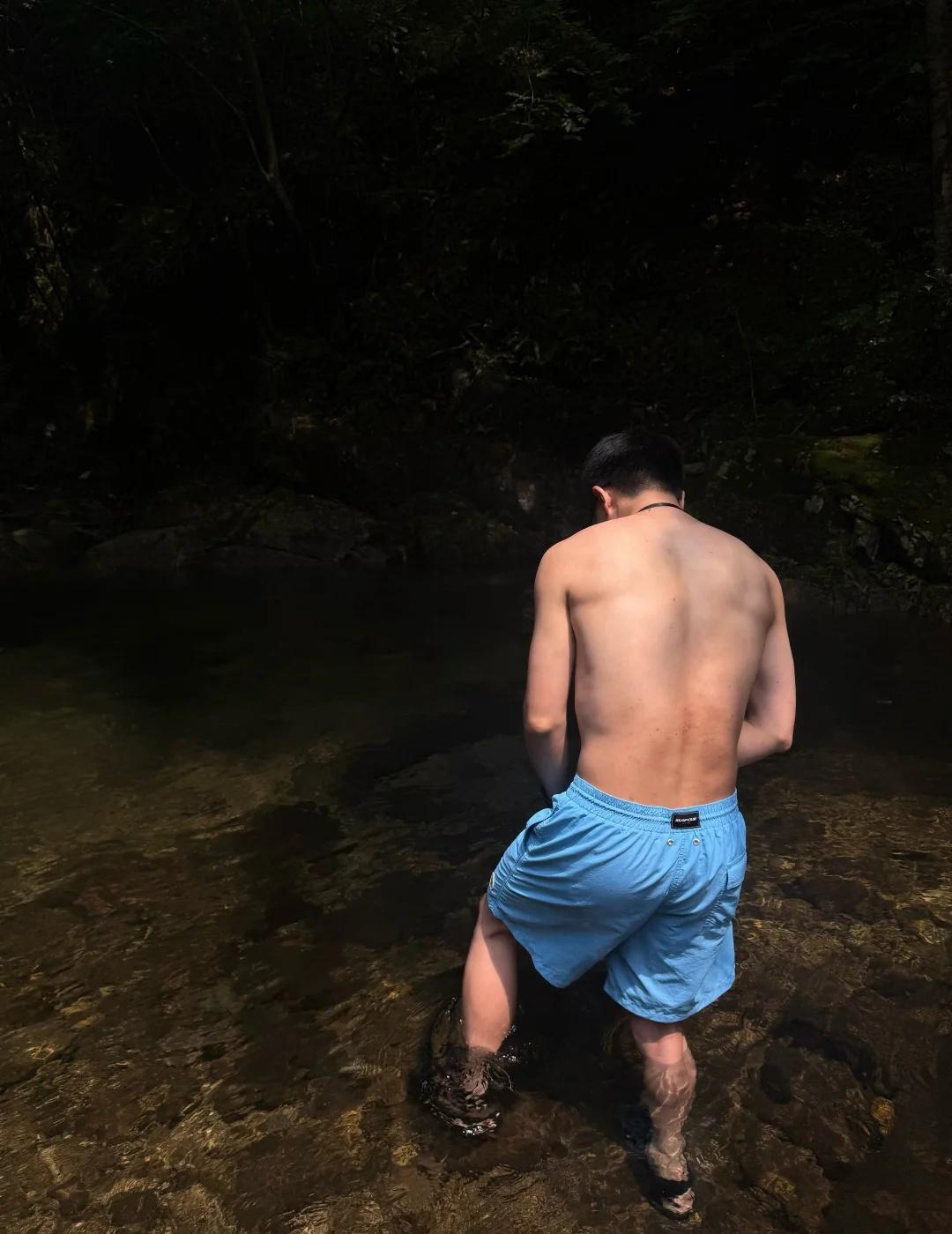 玩水了💦
跳水爽到了，夏天就该泡在水里🫠
一起来玩水啊 夏日溯溪 户外玩水 