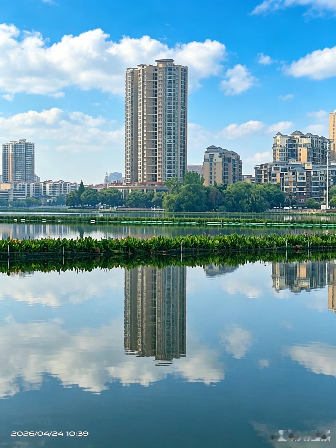 湖光倒影美如画，蓝天白云映吴都！