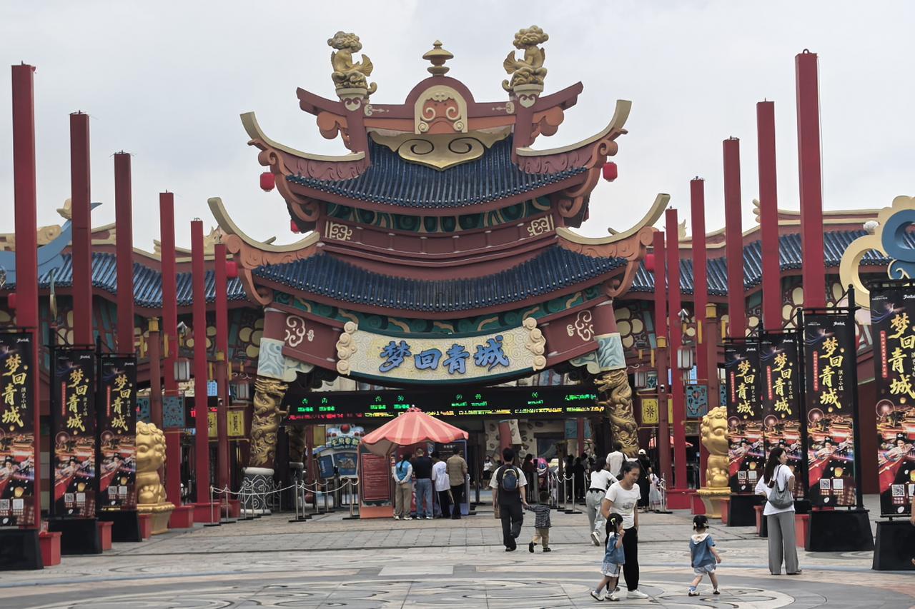 一梦入青城，满目皆是仙｜踏入梦回青城演艺小镇，一秒坠入仙侠幻境。仙裙佳人、金甲神