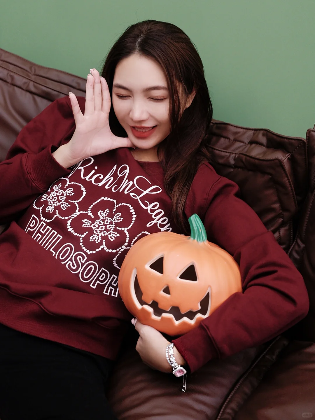 谁半夜十一点抱着万圣节南瓜拍照 🎃