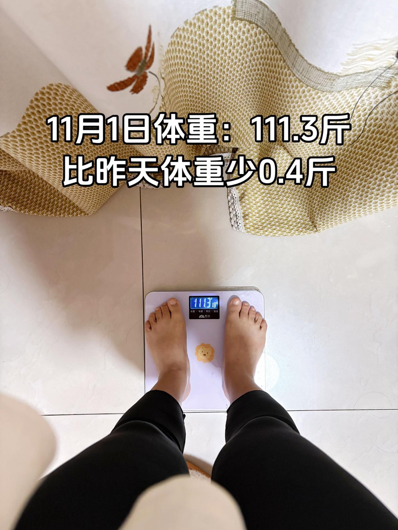 泪水打湿我的减脂餐，目标105斤，加油
今日减脂早餐：牛奶燕麦+腰果+柚子
体重