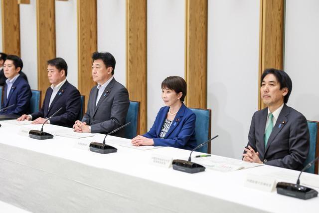 换掉10个阁僚，7张新面孔。看着像大换血。
可你仔细看那五个位置。外相、防相、官