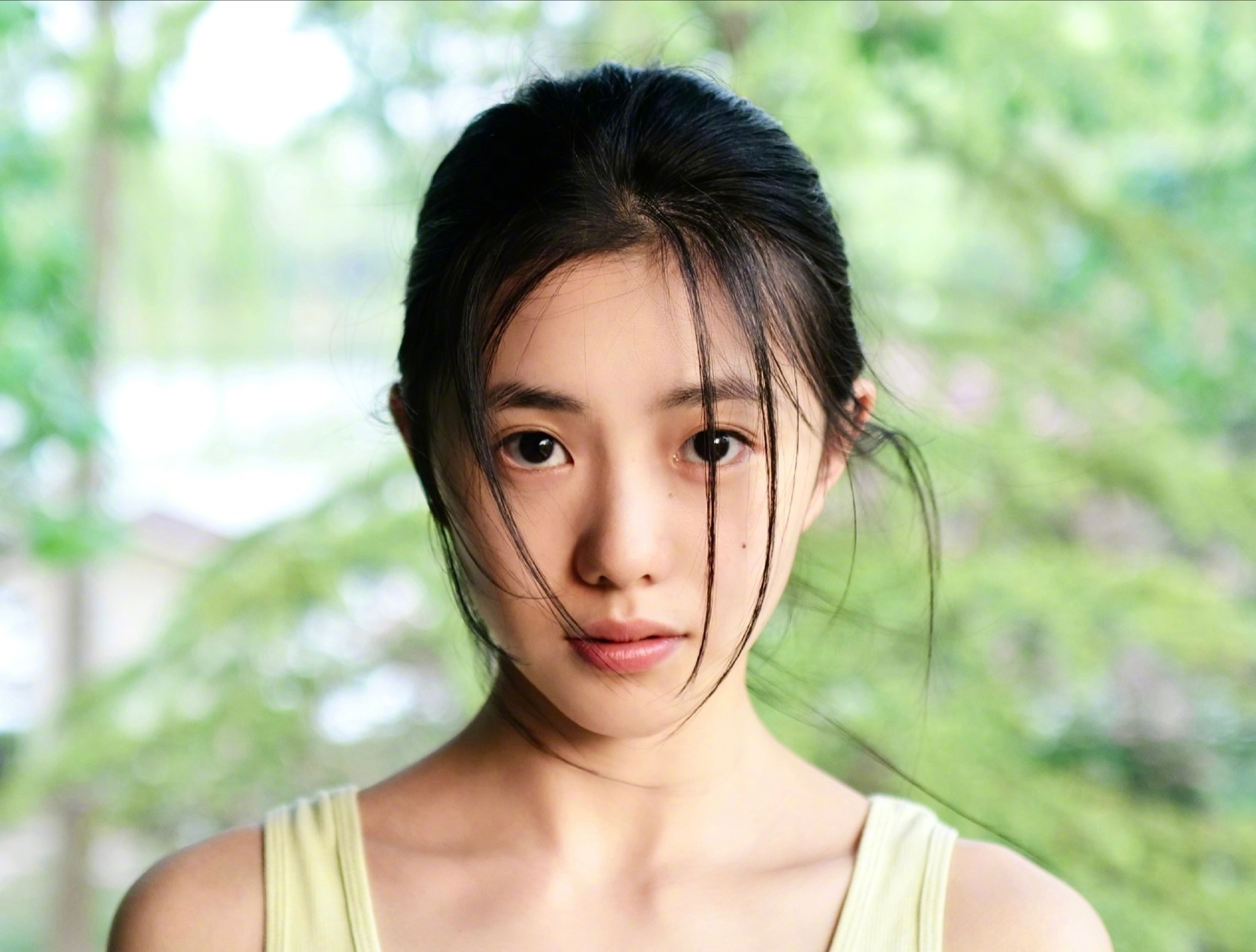 刘浩存是标准的森系🍃美女，素颜和淡妆才能彰显她的最大魅力！你可以质疑刘浩存的演