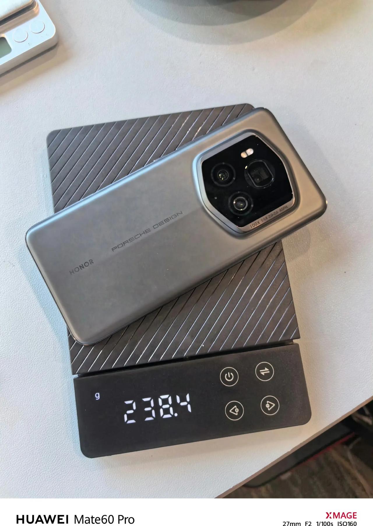 保时捷设计确实比Pro看起来更酷，更有范儿！但话说回来，它的重量也是实实在在的。