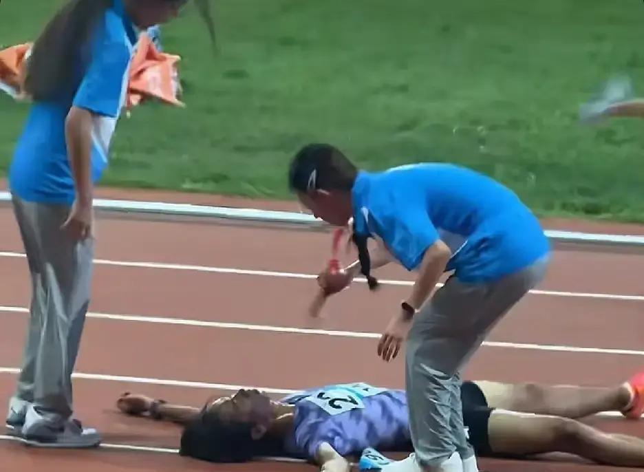 内蒙古运会五千米这个名场面真的让人看得哭笑不得。

贾伟离终点还有一截路，手已经