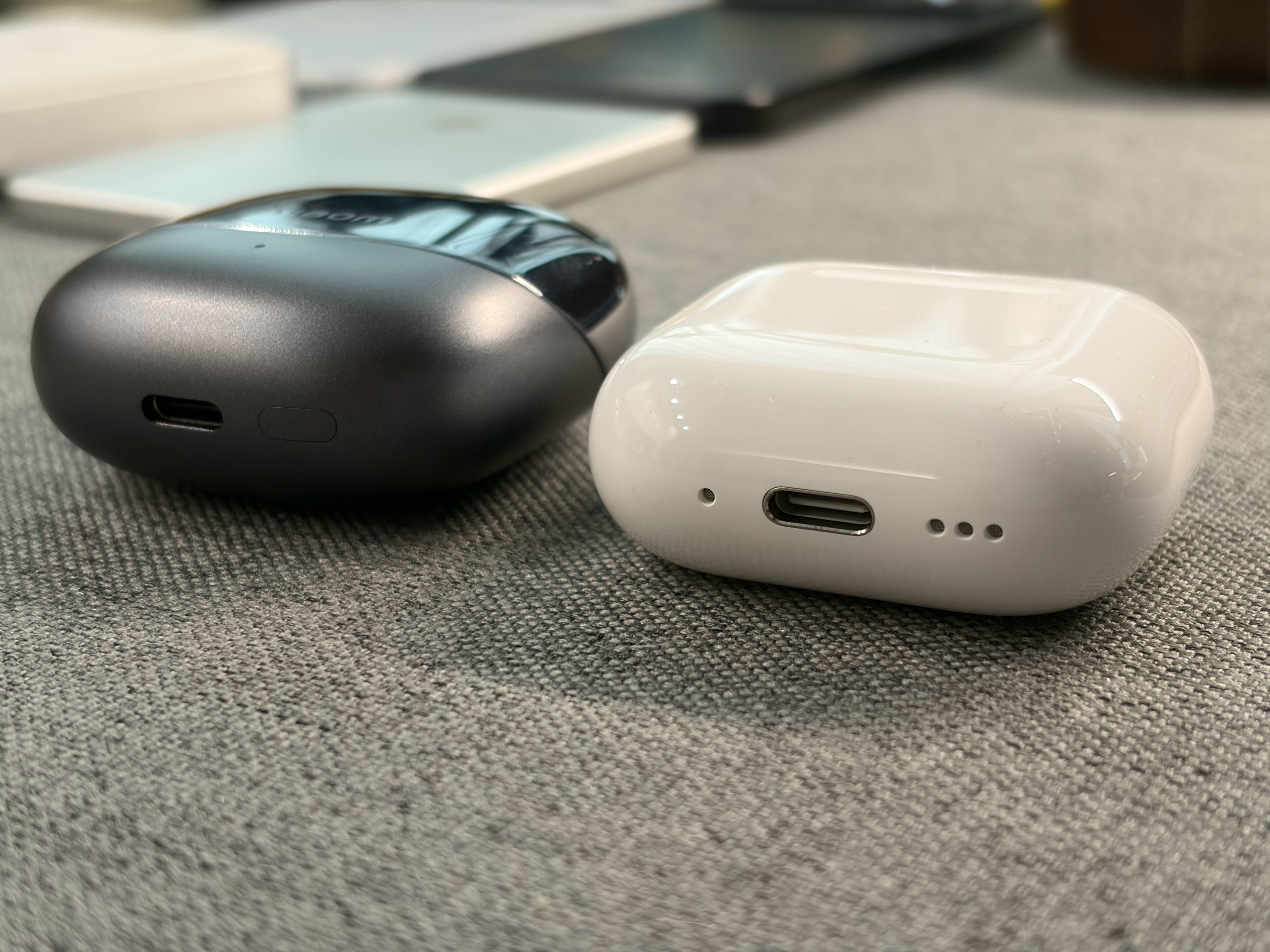 AirPods的小体积优势还是蛮明显的，根本追不上