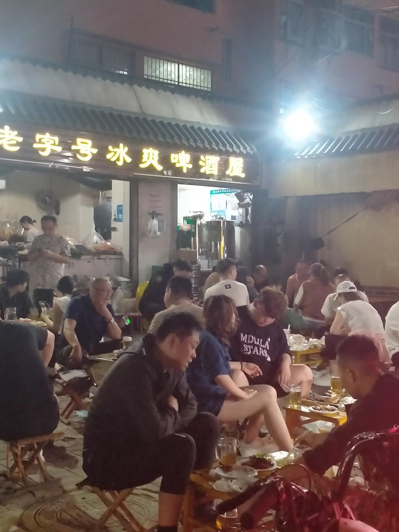 民以食为天，路边小酒摊。