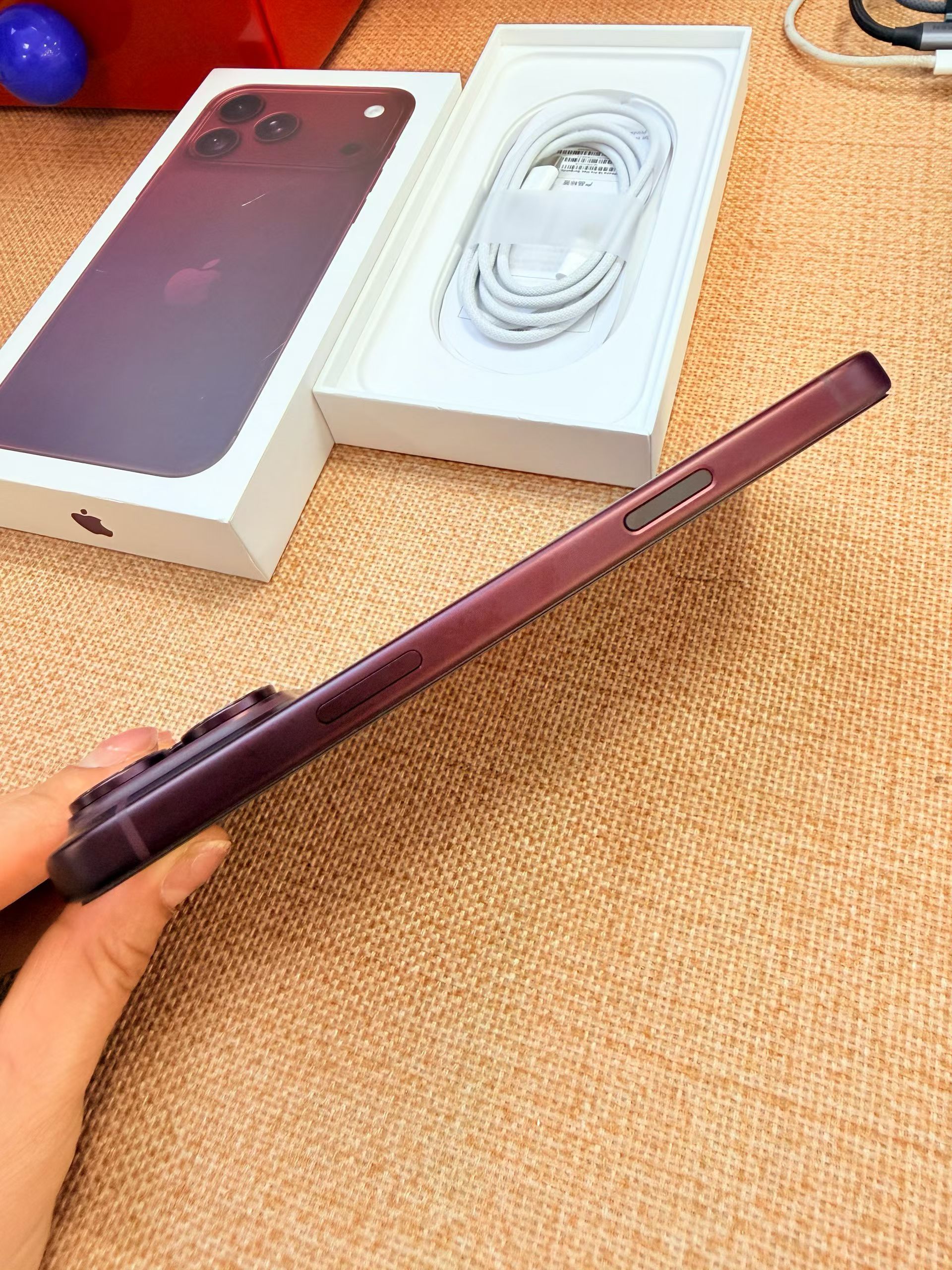 精品二手机苹果18pro max 256G红9月19日激活，充电18次，准新成色