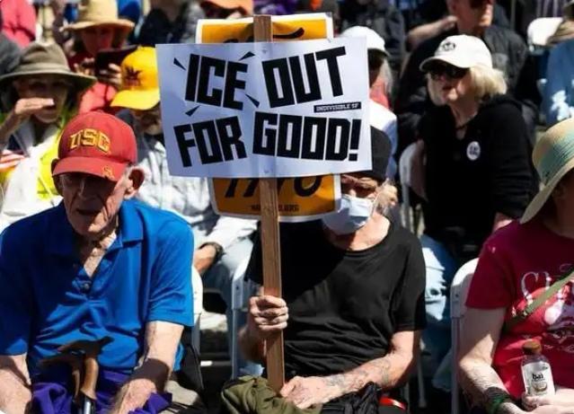 【美国洛杉矶约10万民众28日参加了在市中心举行的“不要国王”抗议活动】
   