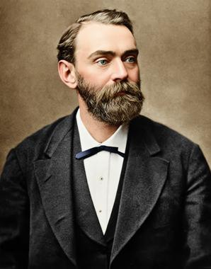 这是一张记录阿尔弗雷德·诺贝尔的肖像照，照片中的诺贝尔身着西装，内搭挺括的白衬衫