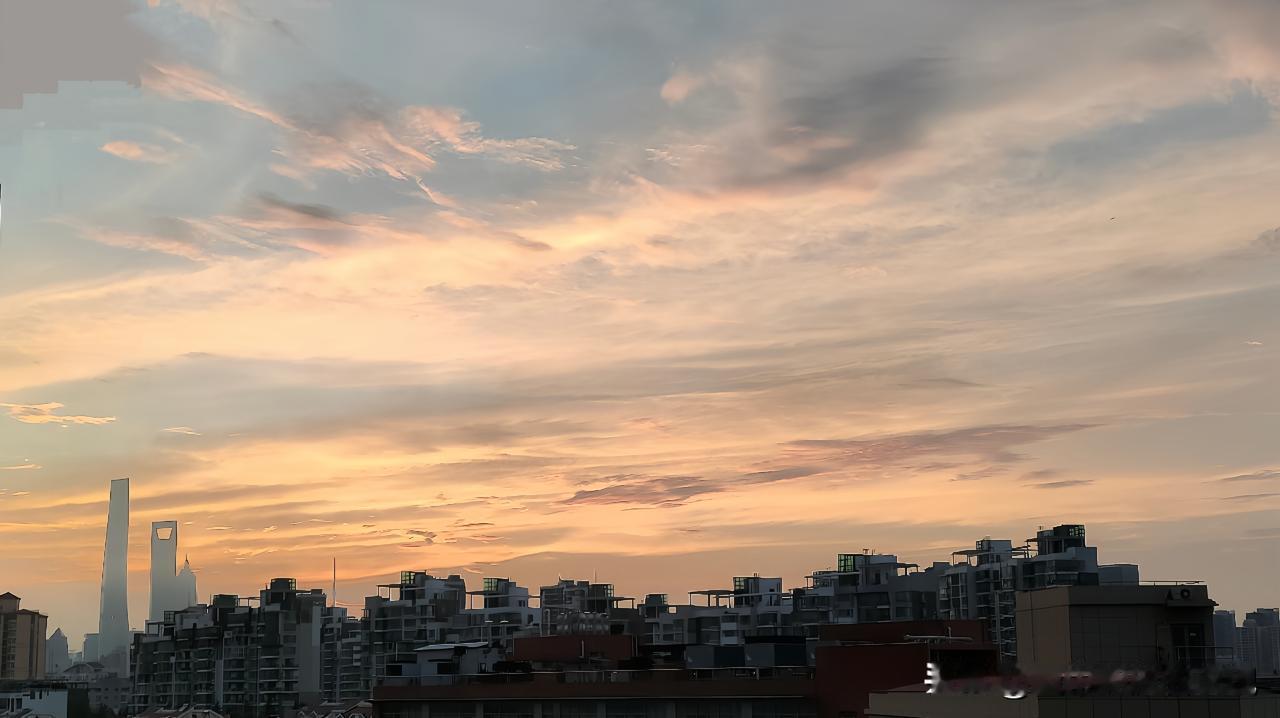 得知中欧班列明日恢复通行的消息，不少人心里的石头落了地。

这趟穿越亚欧的“钢铁