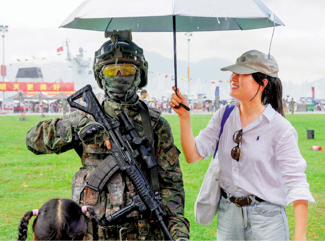 为兵哥“遮风挡雨”的姑娘！ 