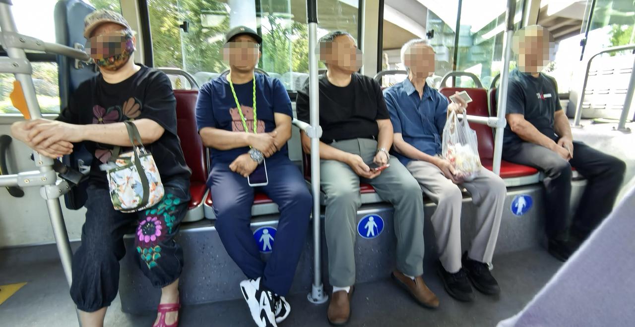 公交车上98%都是敬老卡，优惠卡
中午坐公交车，发现除我一人之外，其他人刷的都是