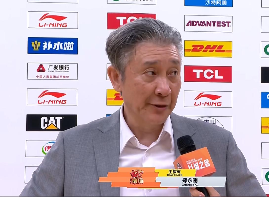 带着绝望感打球，今晚的深圳男篮令人肃然起敬！
0-2回到深圳主场，来到悬崖边上的