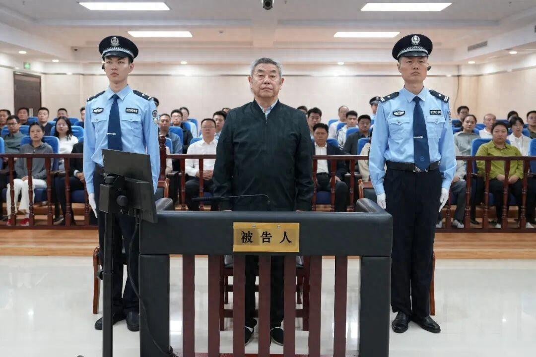 “油老虎”袁光宇贪1.52亿被判死缓，其受贿金额折合人民币1.52亿余元，受贿数