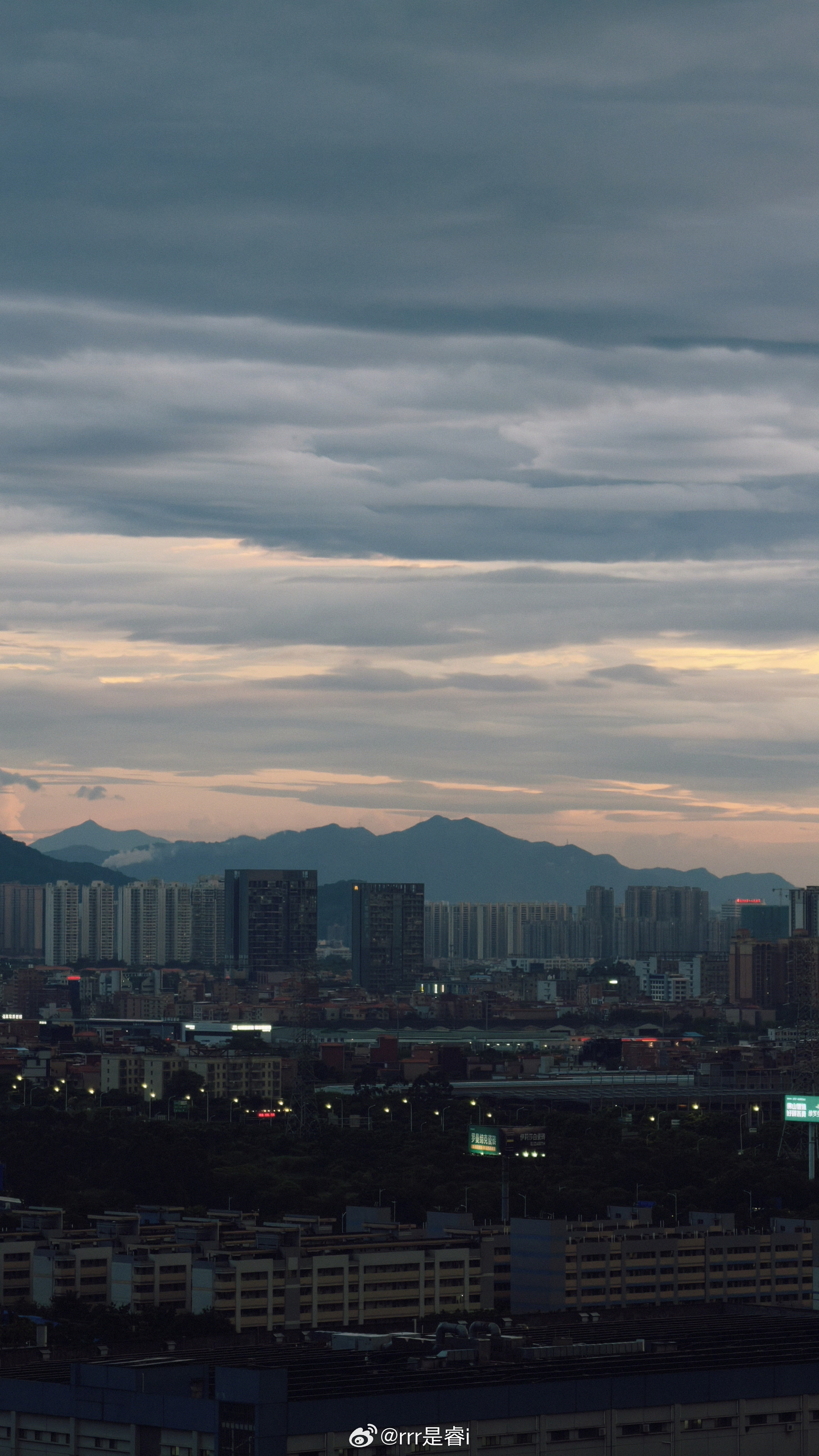 开一半下大暴雨回到家又停了 啥意思。 ​​​