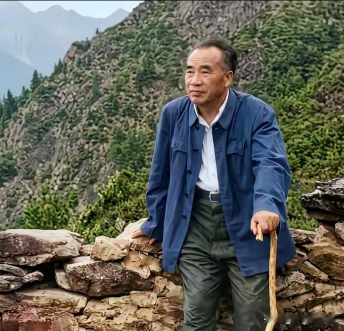 1962年，76岁高龄的朱老总重回革命圣地:井冈山。
他望着山清水秀的井冈山真是