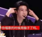 何老师的反应速度堪称天花板！晋级规则突变秒接梗，一句自嘲直接把直播笑点拉满，这控