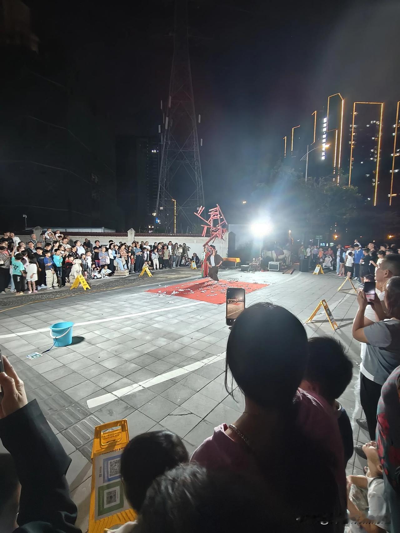 现在的好心人还是很多的哦。
大亚湾家楼下的一场杂技表演，是一对夫妻，年纪快60了