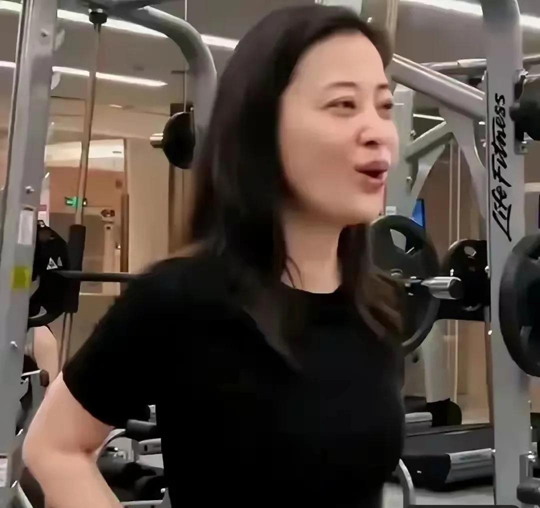 49岁梅婷真自律，自律的女人最美，所以她49岁状态还这么好，看起来像30岁，就算