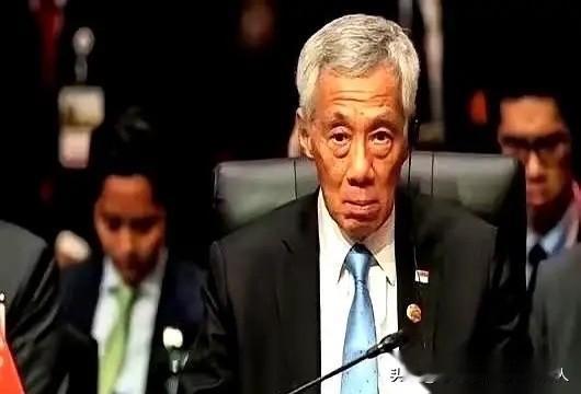 新加坡怕是怎么也没想到，自己靠着马六甲海峡收了几十年“过路费”，本以为稳坐钓鱼台