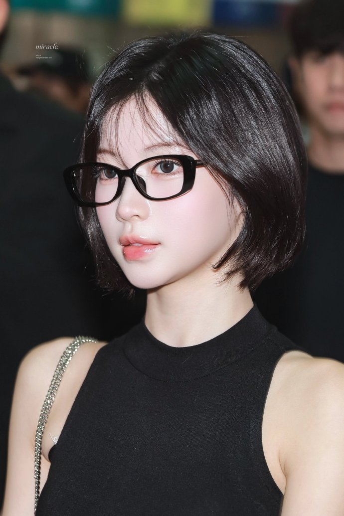 Asa智性恋天堂机场镜头捕捉Asa高光时刻，一身穿搭高级有质感，御姐气场全开，温