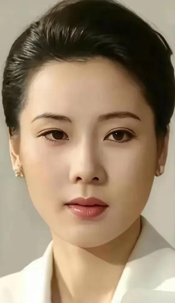 87版《红楼梦》，导演王扶林一眼就刷掉何赛飞，说她身上有股邪气。这导演的眼光，简