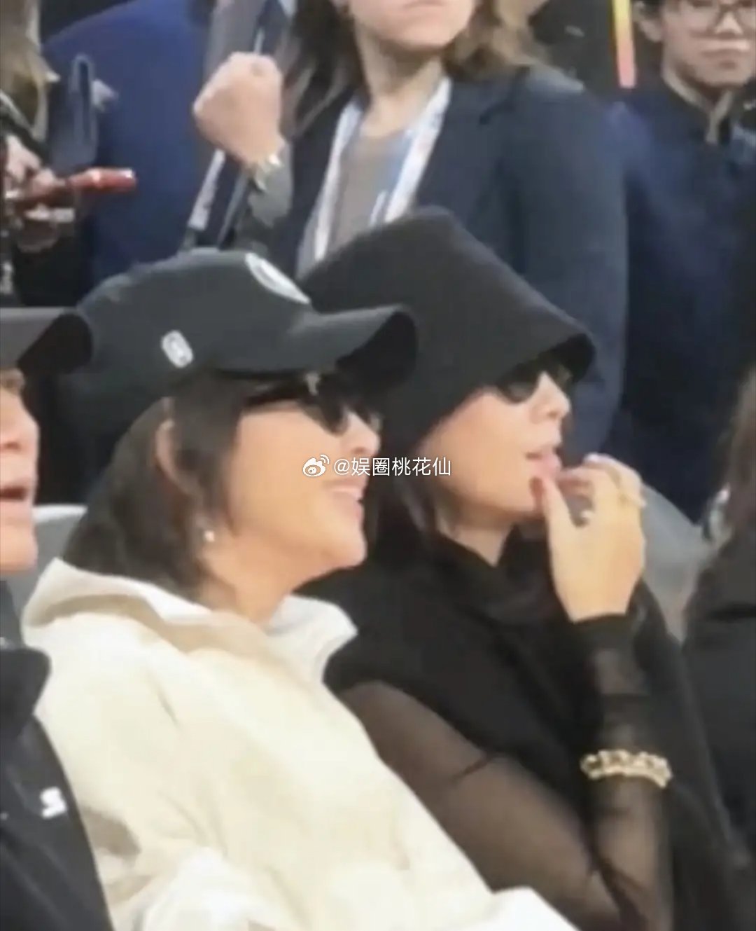 NBA章子怡梁朝伟夫妇同框亮相，章子怡与同框刘嘉玲热聊，嘉玲姐状态超绝，章子怡打