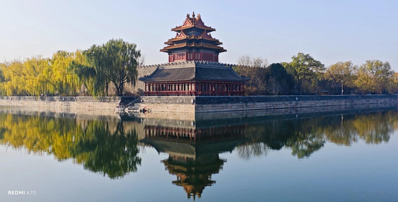 故宫角楼位于故宫东北角护城河内，是很多游客梦寐以求的摄影景点，有很多摄影爱好者拍