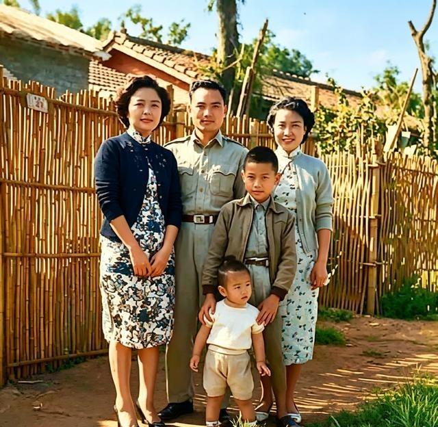 下图是郑丽文和家人的一张合影，时间是1971年，地点是眷村。这一年，郑丽文年2岁