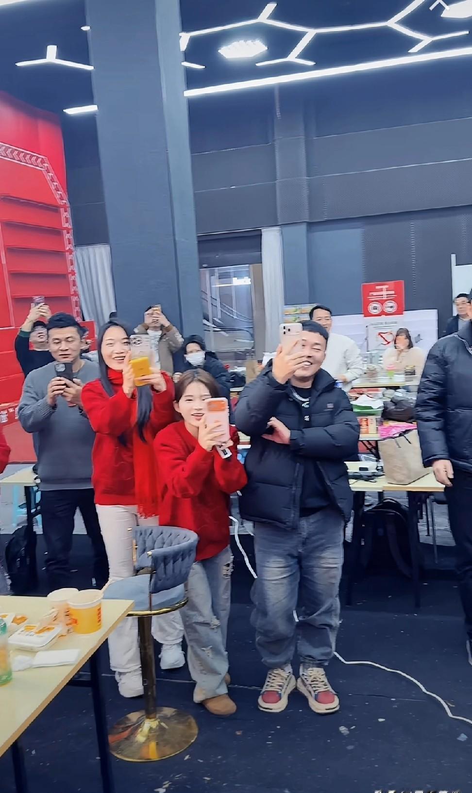 刀郎的《冲动的惩罚》音乐一响，全场都静了。
方丈死死攥着前妻小杜凤的手，两个身家